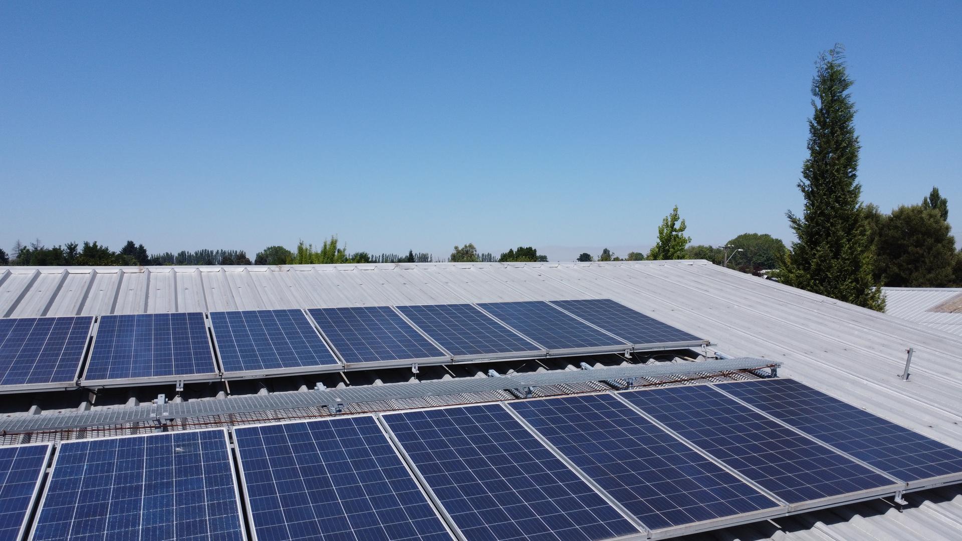 Campo fotovoltaico sobre la cubierta metálica de un edificio