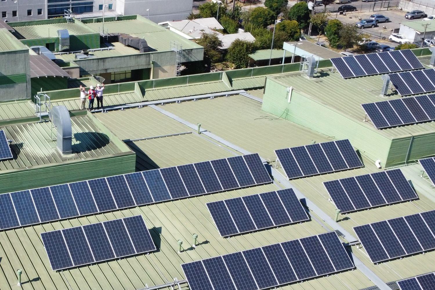 Vista aérea de una cubierta industrial cubierta de paneles fotovoltaicos