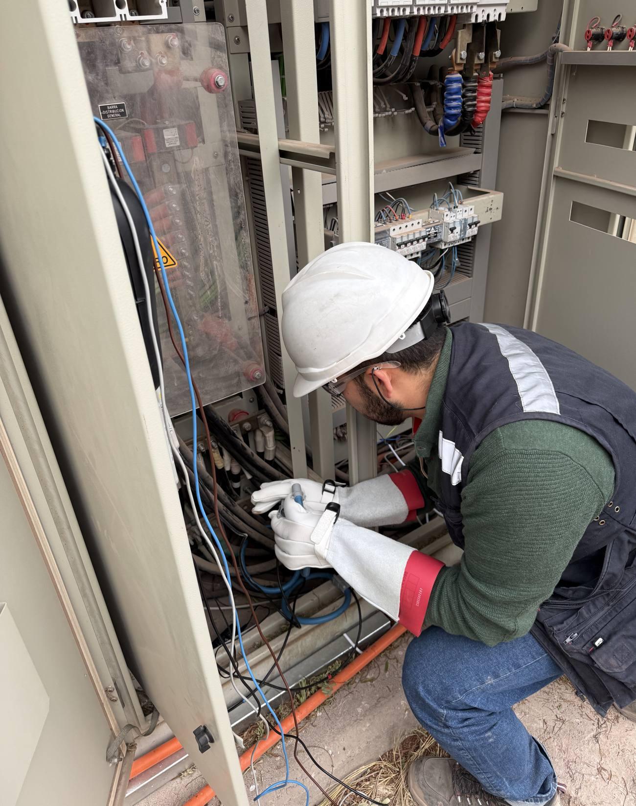 Instalación de un analizador de red en el tablero general de una subestación, durante un análisis de consumo eléctrico.